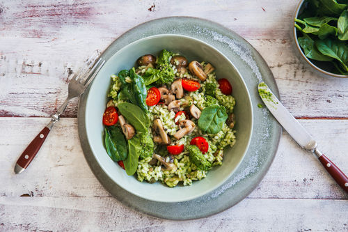 Pilzrisotto mit Spinatpesto und frischen Kirschtomaten