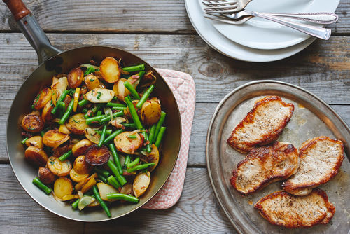 Saftiges Schweinesteak mit Birnen, Bohnen und Speck