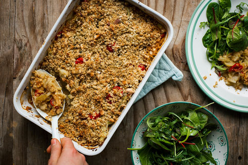 Heißer Fenchel-Crumble mit Tomaten und Salat