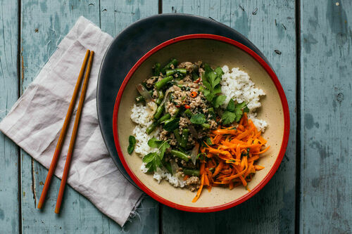 Thai-Salat mit Schweinehack und grünen Bohnen auf Sushireis