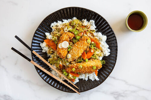 Knuspriges Sesamhühnchen mit Hoisingemüse auf Jasminreis