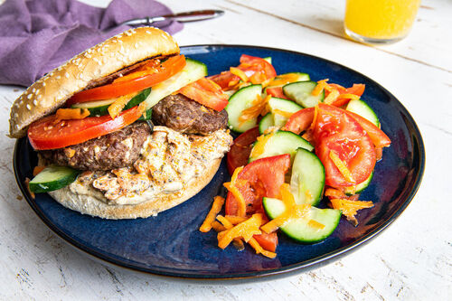 Garama-Masala-Burger mit Karottenraita und Tomaten-Gurken-Salat mit Minze