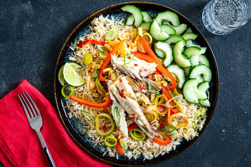 Räuchermakrele asiatische Art auf Naturreis mit Gemüse und Gurke