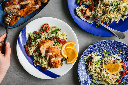 Orzo-Nudelsalat mit Oliven und Hähnchenstreifen