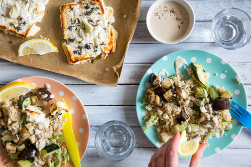 Mediterraner Ofenkäse mit geröstetem Ofengemüse und Tahini