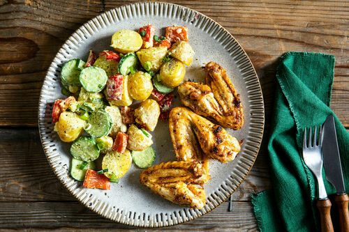 Würzige Tandoori-Hähnchenflügel dazu Kartoffel-Gemüse-Salat mit Currymayo