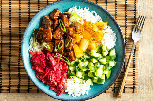 Glasierter Tempeh und gebratene Ananas mit Karotten-Bete-Salat und Reis