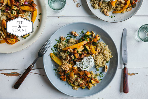 Vegetarisches Ratatouille mit Quinoa und Nuss-Topping