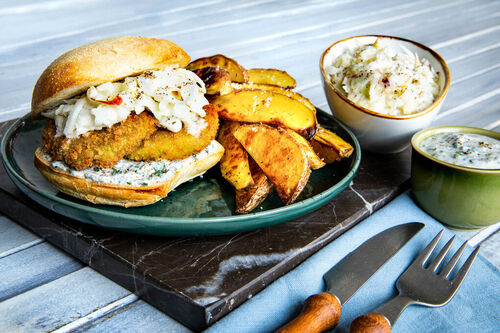 Brokkoli-Käse-Burger mit Kräuterjoghurt dazu Ofenkartoffeln und Kohlrabi-Apfel-Salat