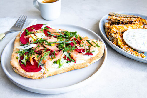 Special: Räucherlachs & Bete-Carpaccio auf Naanbrot mit Kräutercreme