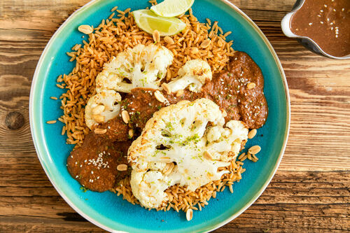 Gebackener Blumenkohl mit Mole vegan mit Naturreis und Limette