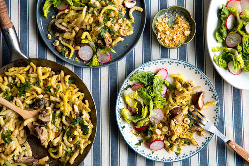 Cremige Pilzspätzle mit Nussbröseln und Radieschen-Salat