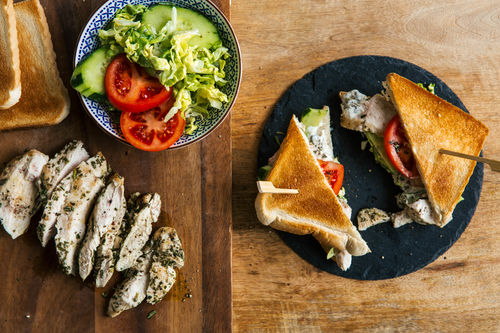 Saftiges Hähnchen-Sandwich mit Römersalat und Mayonnaise