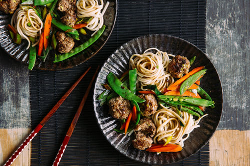 Gebratene Frikadellen mit Chinagemüse und Udon-Nudeln