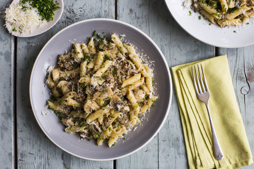Nudeln mit heller Bolognese und Champignons
