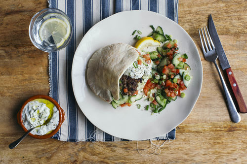 Pita-Rindfleisch-Burger mit Tzatziki und Tomaten-Gurken-Salat