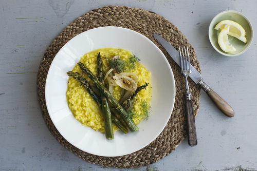 Spargelrisotto mit Safran und gegrilltem Fenchel