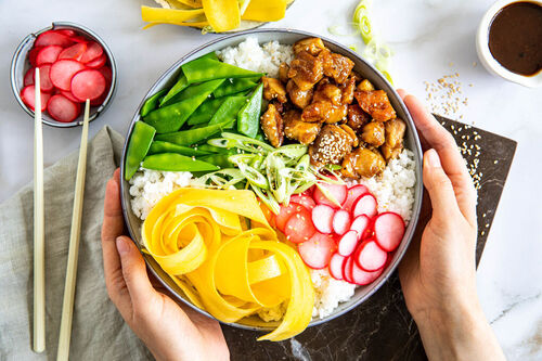 Special: Bunte Asia-Hähnchen-Bowl mit Kaiserschoten und Radieschen