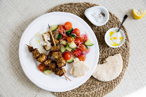 Mediterrane Hähnchenspieße mit Pitabrot und Salat