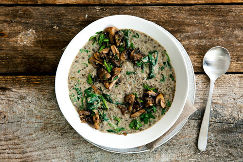 Cremiger Linseneintopf mit Pilzen und Spinat in Kokosmilch