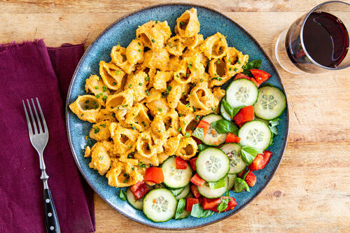 Lumaconi mit Cashew-Mais-Sauce dazu Tomaten-Gurken-Salat mit Basilikum