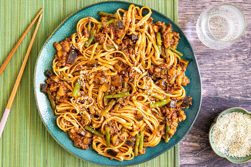 Udon mit veganem Hack und Aubergine mit grünen Bohnen und pikanter Sambal-Sauce