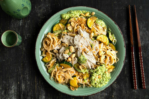 Pochiertes Ingwer-Hähnchen auf Reisnudeln mit Koriander-Erdnuss-Sauce