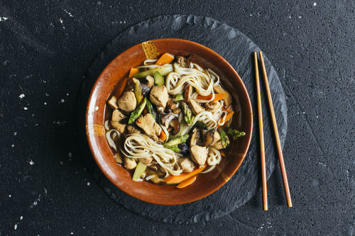 Teriyaki-Hühnersuppe mit grünem Spargel und Shiitakepilzen