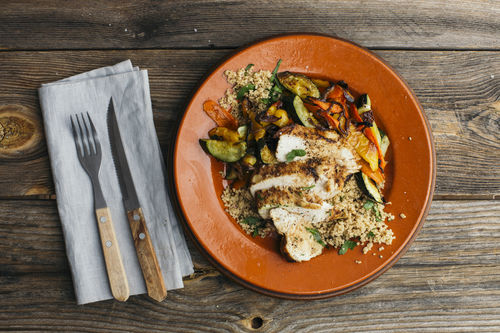 Marokkanisches Hähnchenfilet mit Ofengemüse und Couscoussalat