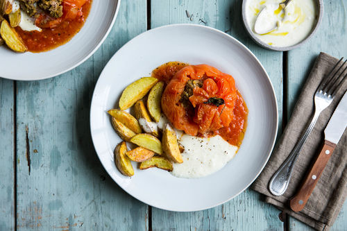 Gefüllte Hacktomaten mit Kartoffelwedges und Dip