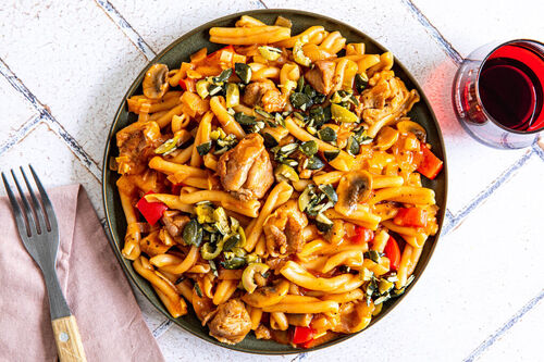 One-Pot-Pasta mit Hähnchen und würzigem Oliven-Kürbiskern-Topping