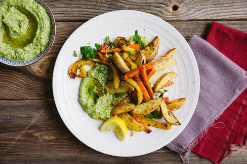 Griechischer Skordalia-Dip mit Ofengemüse und Kartoffeln