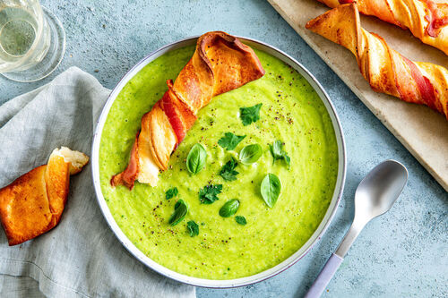 Grüne Gazpacho mit Bacon-Twisters mit Avocado und frischen Kräutern