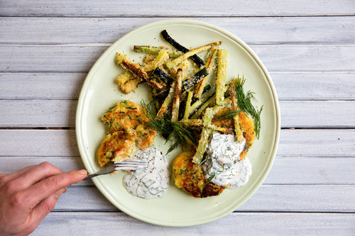 Gebratene Lachs-Küchlein mit gebackenen Zucchinistiften