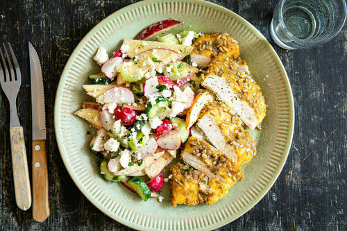 Hähnchenschnitzel mit Käsepanade dazu knackiger Salat mit Feta und Minze