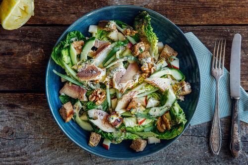 Waldorfsalat mit geräucherter Makrele und Croûtons