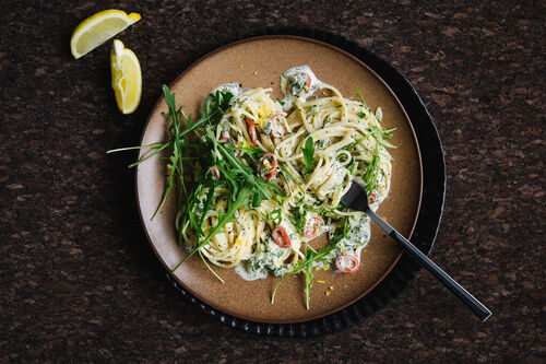 Zitronige Spaghetti mit Fetakäse mit Zucchini, Rucola und Mohn
