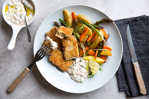Knuspriger Sesamräuchertofu mit grünem Spargel und Sriracha Dip