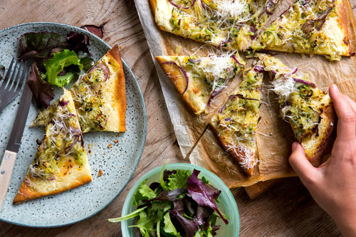 Rosmarin-Kartoffel-Pizza mit Zucchini und gemischtem Salat