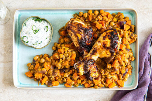 Hähnchendrumsticks indische Art mit Kichererbsen-Masala und Minzjoghurt