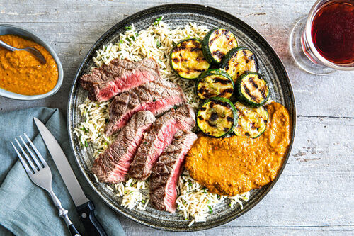 Rindersteak und gegrillte Zucchini mit Paprikasalsa und Koriander-Limetten-Reis