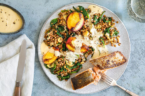Lachsfilet und gebratener Pfirsich auf Linsensalat mit Spinat und Lauch