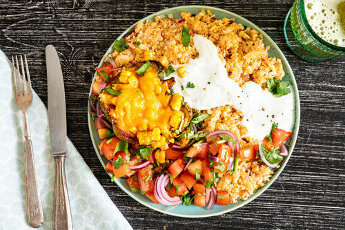 Paprikaschote mit Cheddar-Mais-Füllung Low Carb mit Limetten-Crema und Salsa