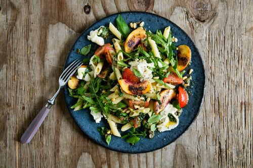 Mozzarella-Pasta-Salat mit Nektarine würzig-fein mit Kapern und Basilikum