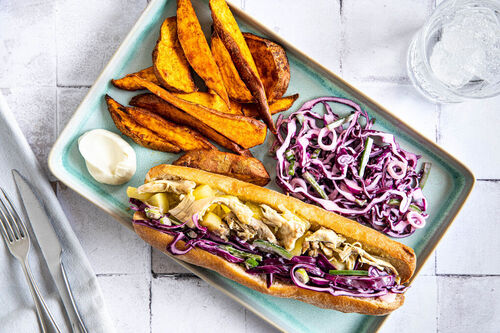 Pulled Chicken Sandwich mit Apfelsauce dazu rauchige Süßkartoffeln und Rotkohlsalat