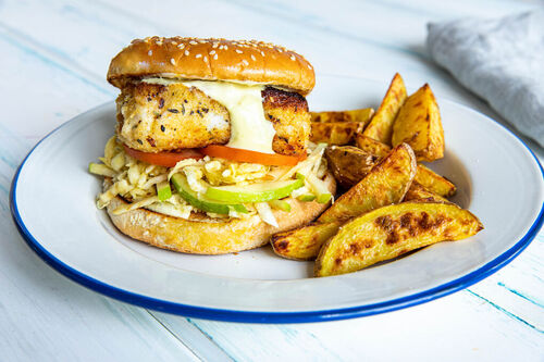 Fischburger mit saftigem Seehecht dazu Kartoffeln und Selleriesalat