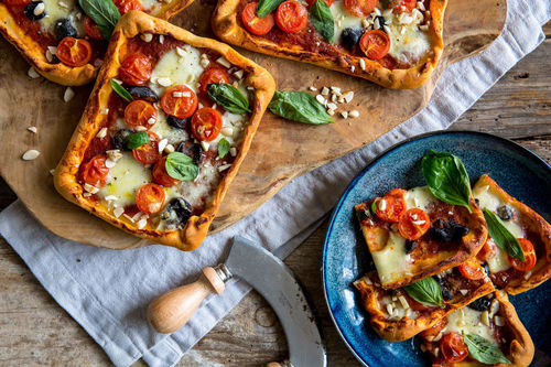 Kirschtomaten-Oliven-Pizzen mit Mozzarella und Mandeln