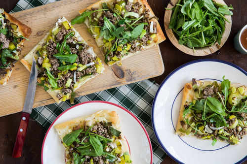 Deftige Lauch-Tarte mit Hackfleisch und Rucola