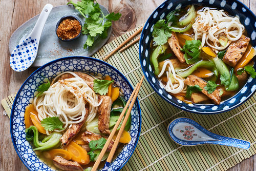 Asiatische Nudelsuppe mit Schweinestreifen und Pak Choi