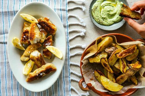 Knusprige Fischstäbchen mit Ofenkartoffeln und Erbsendip